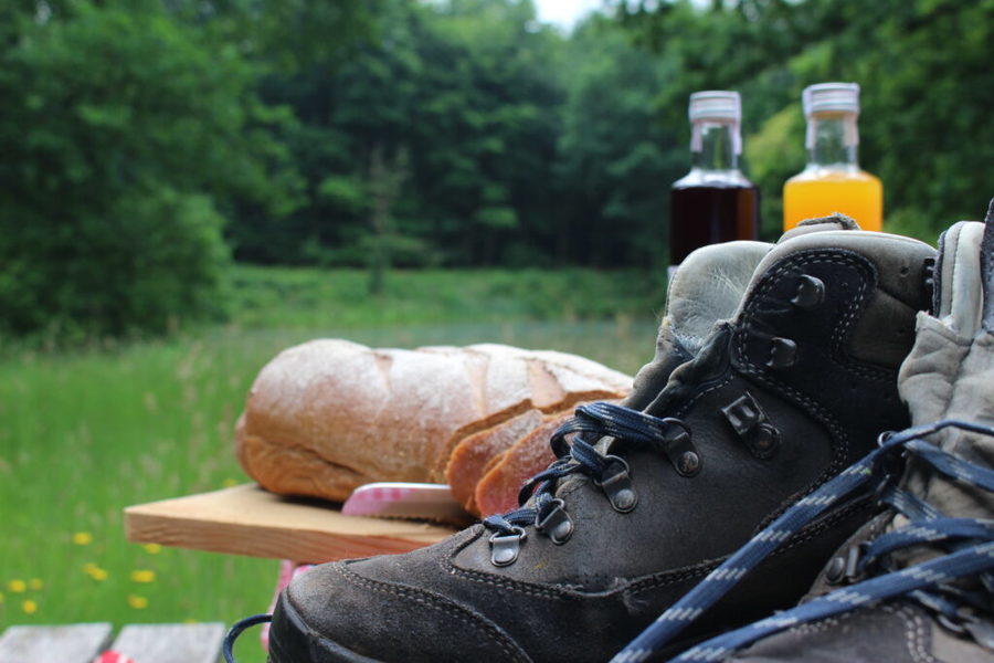 Knapzakroutes Bakkerij Joost - wandelschoenen naast flesje met drinken en broodje
